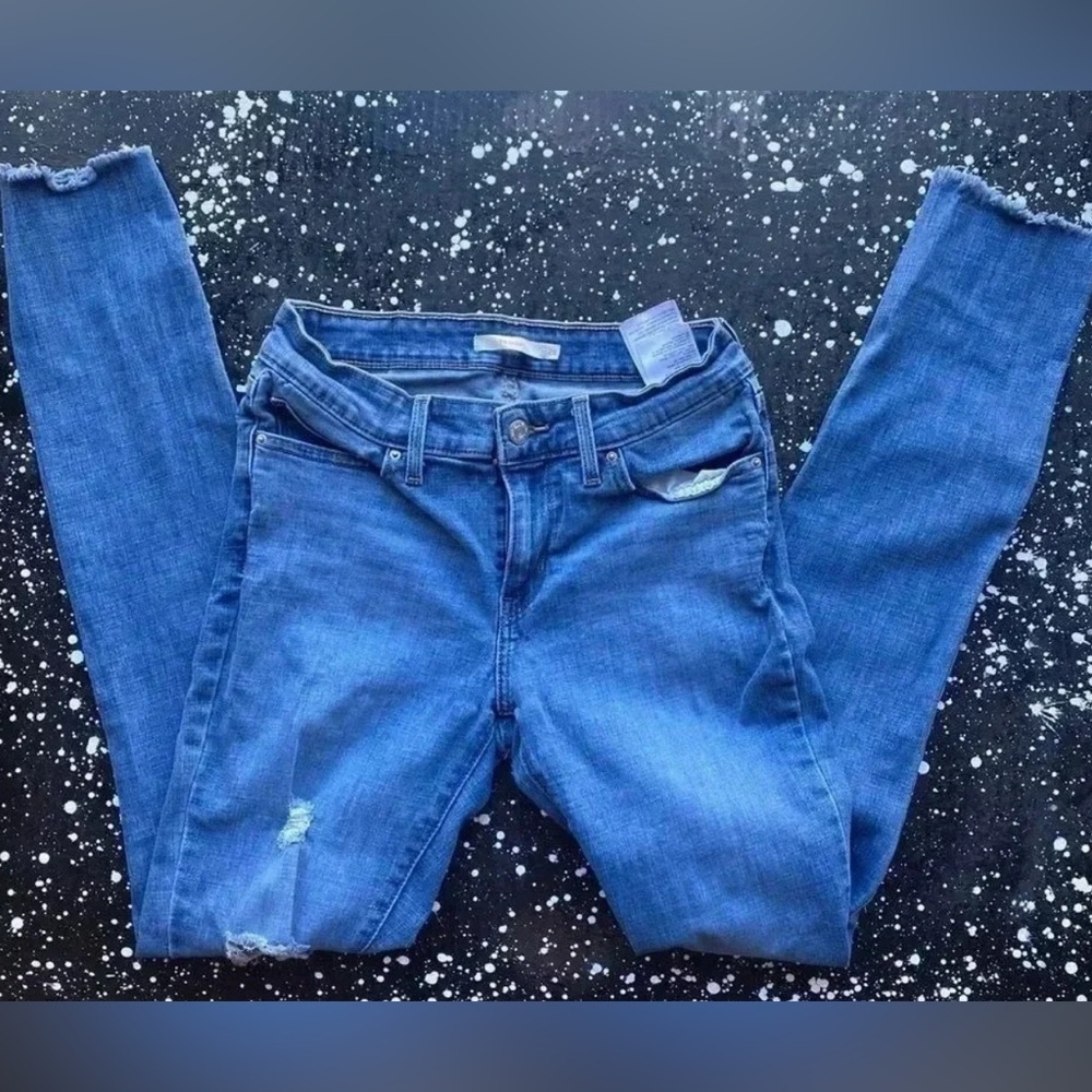 Levi’s Distressed 711 Skinny Jeans 👖